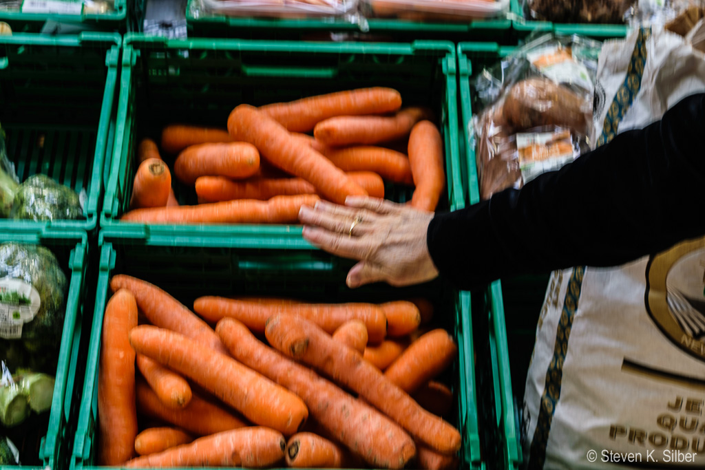 HUGE carrots in the local grocery store. (1/8 sec at f / 6.3,  ISO 100,  50 mm, 18.0-55.0 mm f/3.5-5.6 ) May 02, 2017